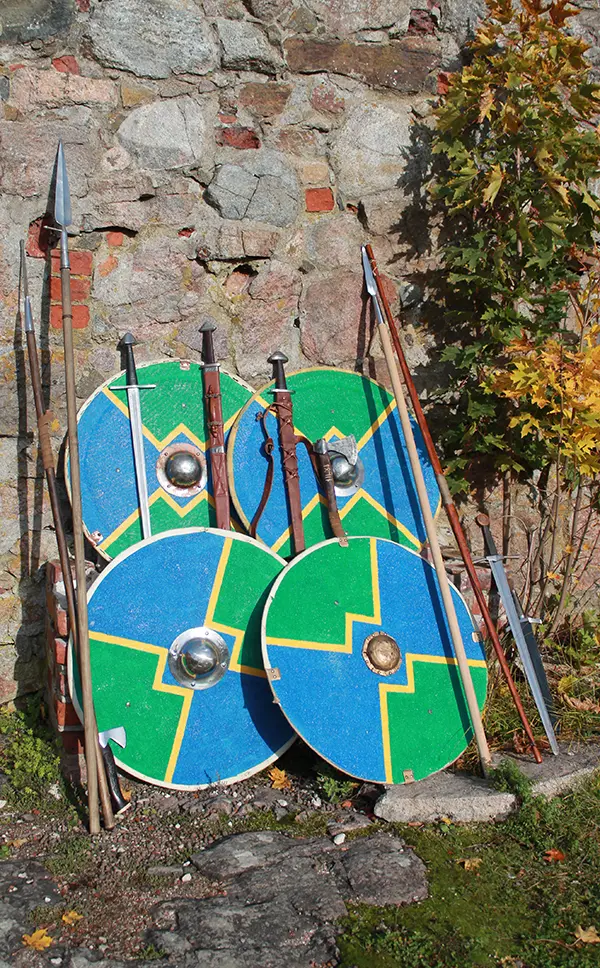 miekkoja ja kilpiä